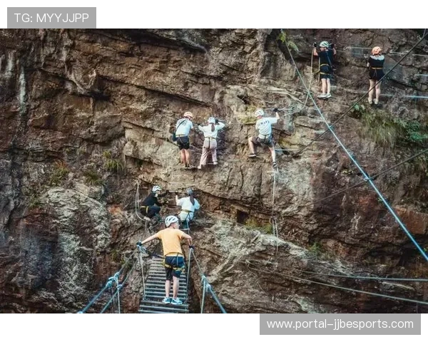 猴耳天坑极限运动，飞手团队捕捉空中姿态