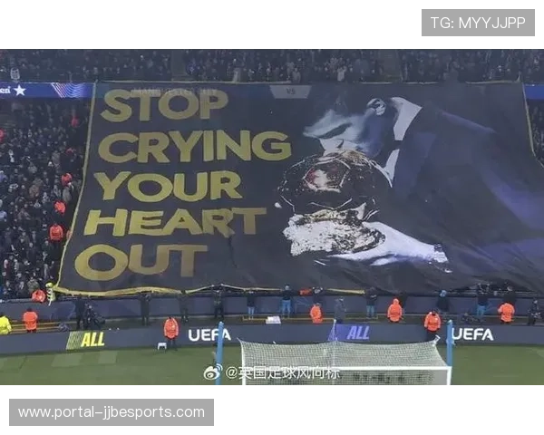 皇马球迷看台悬挂巨型横幅致谢即将离队老将