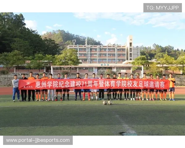 杨华师兄凌晨赶飞机赴校友高尔夫赛，跨地域参与展现校友情谊
