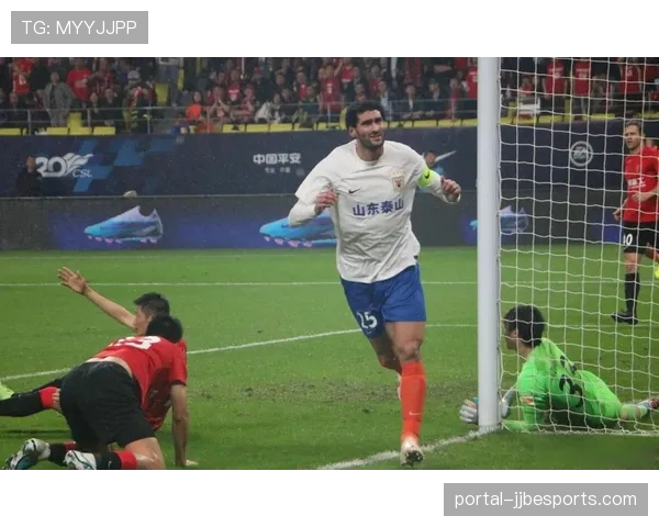 山东泰山费莱尼头球击中横梁，错失扩大比分良机